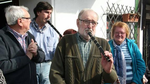 Joseba Foruria toca el txistu durante el homenaje.