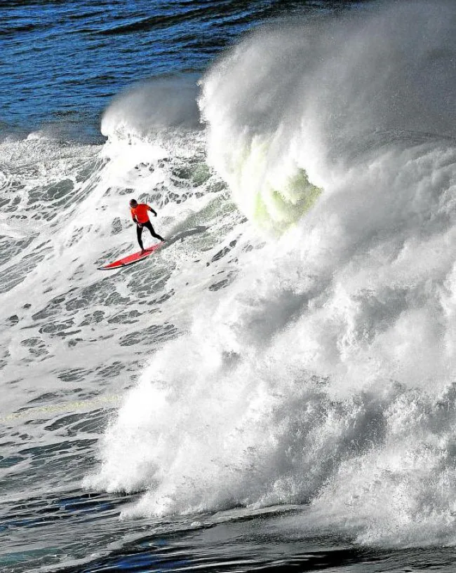 Uno de los surfistas cabalga una de las olas en una edición anterior. 