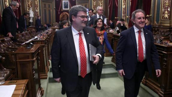 El alcalde de Bilbao, Juan Mari Aburto, junto a Alfonso Gil.