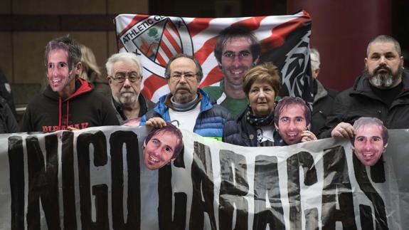 Los padres de Cabacas, en el centro, durante la concentración en los Juzgados de Bilbao