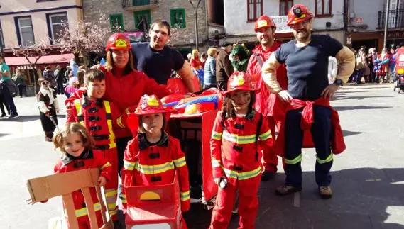 Un equipo de bomberos estaba preparado para sofocar cualquier tipo de incendio.