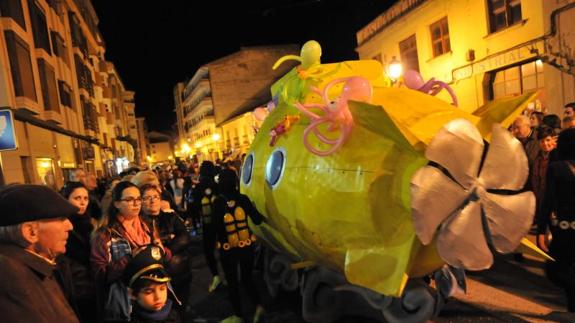 Un imponente sumbarino amarillo transita por el carril de La Ventilla, rodeado de un ejército de hombres rana, entre la admiración del público que seguía el desfile. R. RIVERA