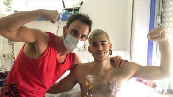 El actor Dani Rovira, con Pablo en el hospital.
