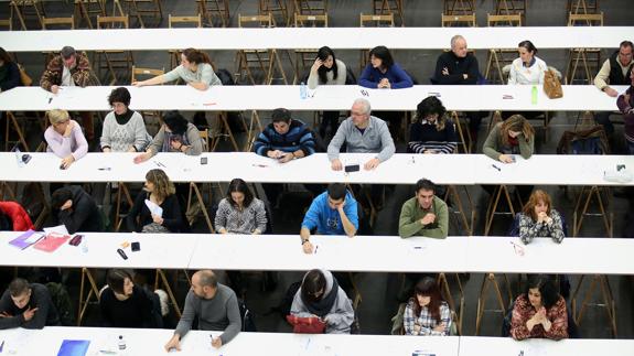 Varias personas se enfrentan a un examen.