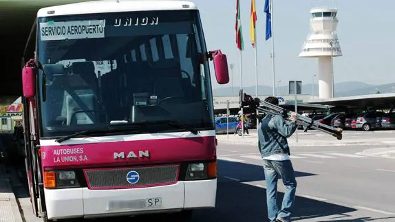 Un autobús que prestaba el servicio entre Vitoria y el aeropuerto de Foronda, hace unos años. 