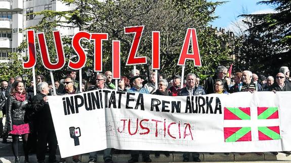 Protesta celebrada ayer ante el Palacio de Justicia.