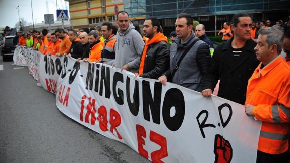 Manifestación de hoy en el puerto de Santurtzi.