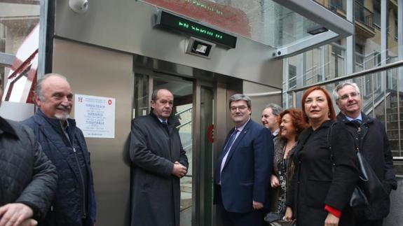 El alcalde de Bilbao, Juan Mari Aburto, ha acudido a la puesta en marcha del ascensor.