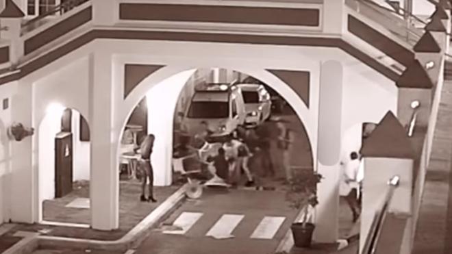 El hombre fue atacado por cuatro jóvenes.