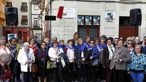 Las homenajeadas posaron con la alcaldesa ante la placa que se descubrió ayer.