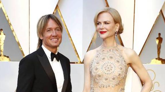 Nicole Kidman en la alfombra roja de los Oscar 2017 junto a su marido, el cantante Keith Urban. 