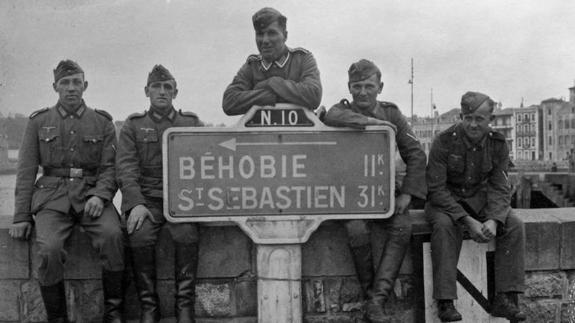 Un grupo de soldados alemanes posa en el País Vasco francés.