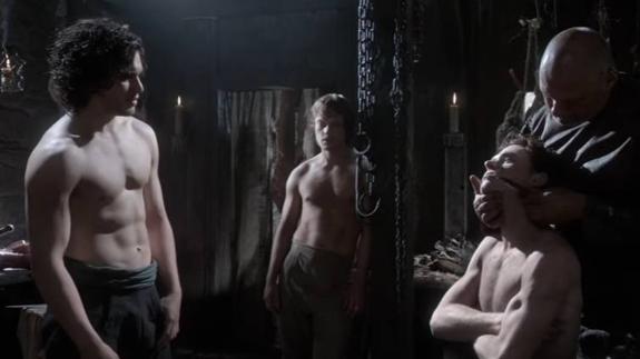 Jon Nieve contempla como afeitan a su hermano bastardo en la escena desechada por los guionistas.