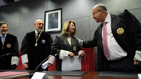 La nueva fiscal vasca recibe la enhorabuena de su predecesor, Juan Calparsoro.