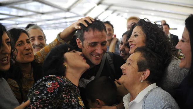 Txikon, recibido por sus familiares y amigos en Loiu. 