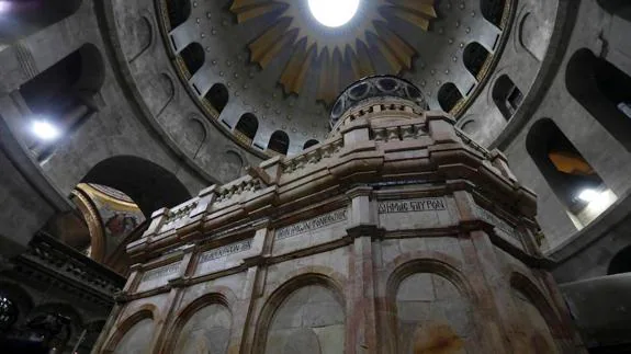 Vista de la tumba de Jesucristo en la Iglesia del Santo Sepulcro, en la Ciudad Vieja de Jerusalén.
