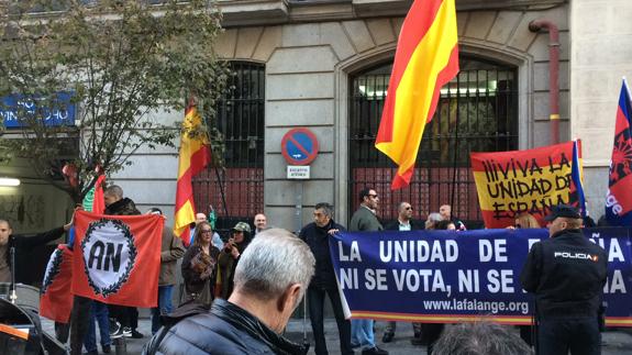 Los falangistas, a las puertas del Ateneo de Madrid.