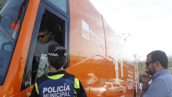 El autobús, a su paso por Madrid.