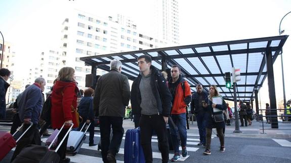 Viajeros en la nueva estación provisional.