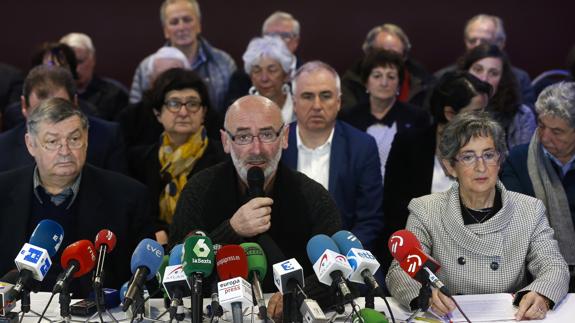 Michele Berhocohirigoin (c), Maite Irazoki (d) y Franz Valli (i), durante la rueda de prensa. 