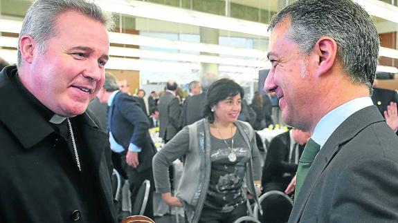 El lehendakari Urkullu saluda al obispo de Bilbao, Mario Iceta, en un acto a finales de 2016. 