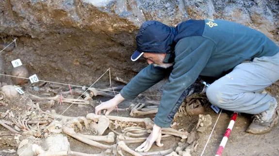 El forense Francisco Etxeberria, en una exhumación de una fosa común en Álava. 