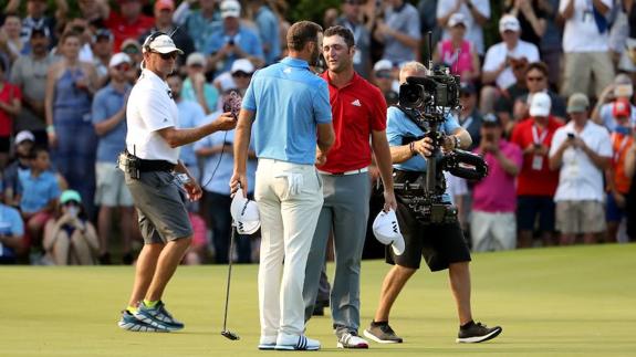 Jon Rahm felicita a Dustin Johnson tras proclamarse vencedor.