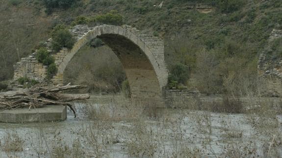 El viejo puente de Mantible en el Ebro entre Assa, en Rioja Alavesa, y El Cortijo.