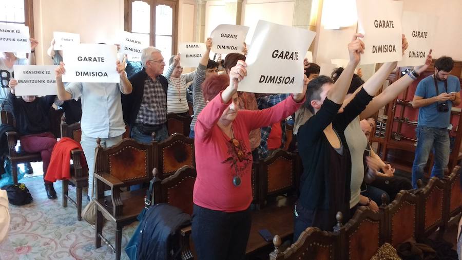 Integrantes de la Plataforma Feminista piden la dimisión de Garate en el pleno de ayer. M. DÍAZ