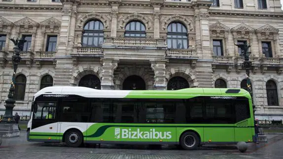 Uno de los autobuses híbridos de Bizkaibus.