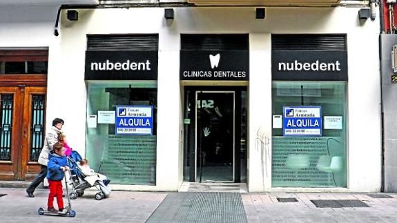 El local de la calle Postas que ocupó hasta el pasado 31 de enero Nubedent se encuentra ahora en alquiler.