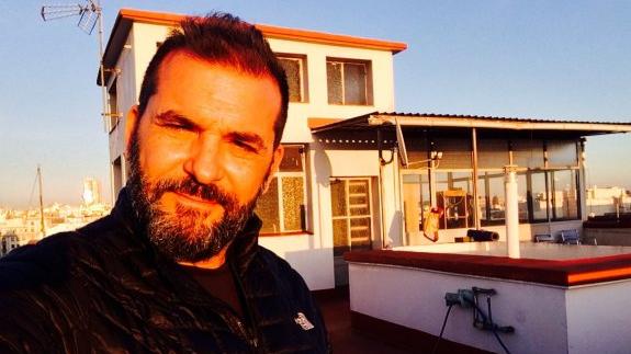 Miguel Temprano, con el cielo de Madrid al fondo, en una autofoto.