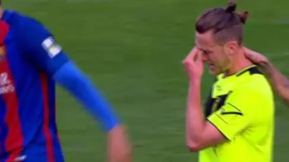 Mike Fernández, llorando en el Mini Estadi tras la goleada recibida ante el Barça B. 