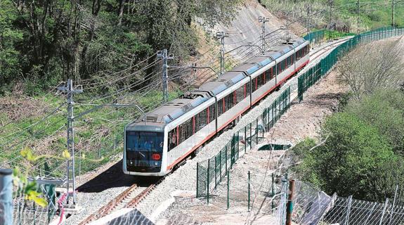 El metro circula en pruebas por los municipios de Urduliz y Plentzia.