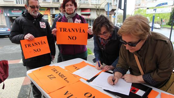 Vecinos de la calle Castro Urdiales recogen firmas contra la ampliación del tranvía. 