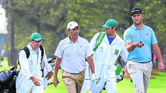 Inspección. Jon Rahm, a la derecha, conversa con Txema Olazabal durante una ronda de entrenamiento en la jornada previa al inicio del Masters.