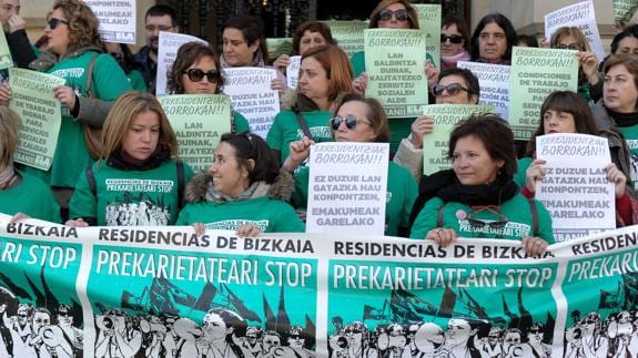 Trabajadoras de residencias se manifiestan ante el Palacio de la Diputación de Bizkaia. 