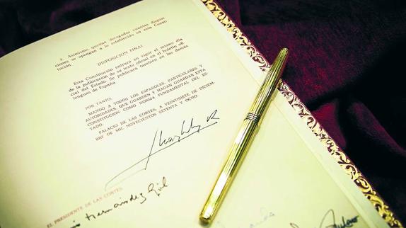 Pluma dorada. Juan Carlos I dio validez a la Constitución de 1978 con una estilográfica de Christian Dior.