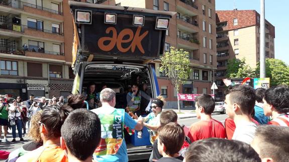 El colegio Sofía Taramona recogió en San Miguel el testigo, procedente de Arrigorriaga.