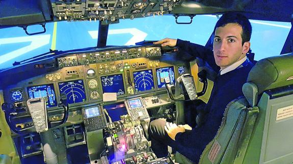 Sergio Morán, en el simulador de la escuela de Ryanair en Dublín, que replica la cabina de los Boeing 737-800.