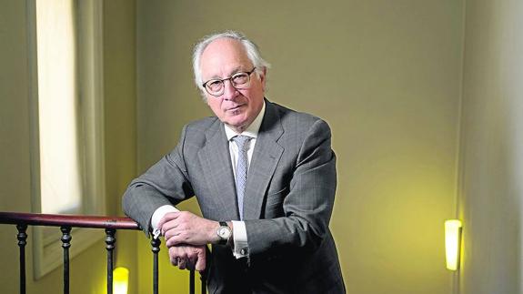 Juan María Nin, en la escalera de la Fundación Rafael del Pino, donde se realizó la entrevista. 