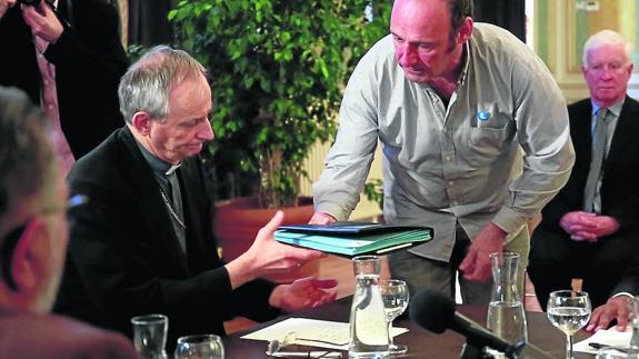 El mediador Jean Nöel, ‘Txetx’, Etchverry entrega la documentación con la localización de los zulos al sacerdote Matteo Zupi en el Ayuntamiento de Burdeos. 