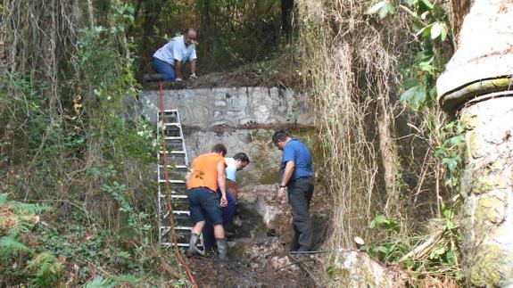 Algunos de los vecinos  de Ispaster que recuperan el patrimonio oculto entre la maleza. E. C.