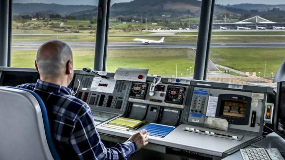 Torre de control del aeropuerto de Loiu. 