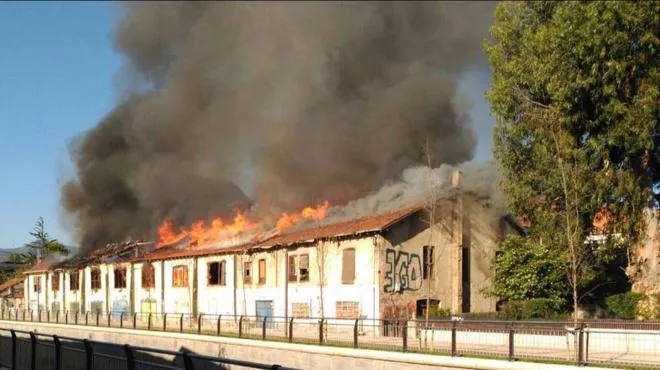 Los pabellones, convertidos en refugio de 'okupas', han empezado a arder a las 9.40 horas.