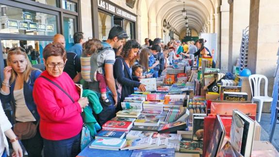 Numerosas personas visitan los ‘stands’ instalados en la plaza de España.