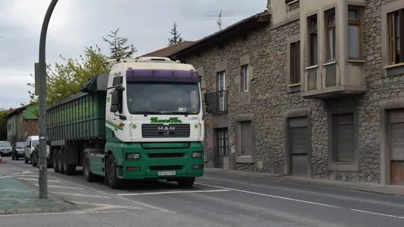 Un camión atravieas el casco urbano del barrio abadiñarra de Zelaieta. 