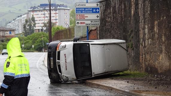 Imagen de la furgoneta volcada.