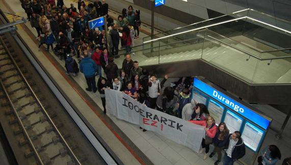 Protesta de usuarios del tren en la estación soterrada de Durango.M. DÏAZ