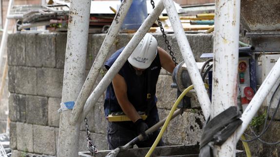 El descenso de la estadística puede estar vinculado, entre otros factores, a reducciones de plantilla o la mejora de equipos de trabajo.